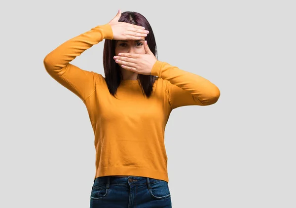 Jonge Mooie Vrouw Kijken Door Een Gat Verbergen Het Loensen — Stockfoto