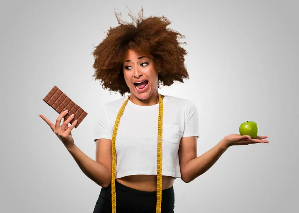 Giovane Fitness Afro Donna Scegliendo Tra Mangiare Sano Cioccolato — Foto Stock