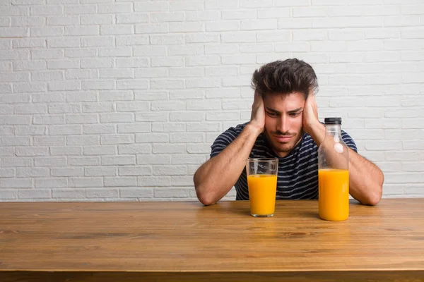 Joven Hombre Guapo Natural Sentado Una Mesa Frustrado Desesperado Enojado — Foto de Stock