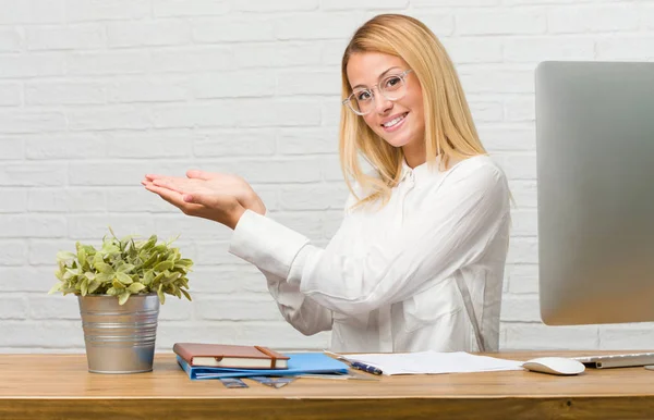 Retrato Jovem Estudante Sentada Sua Mesa Fazendo Tarefas Segurando Algo — Fotografia de Stock