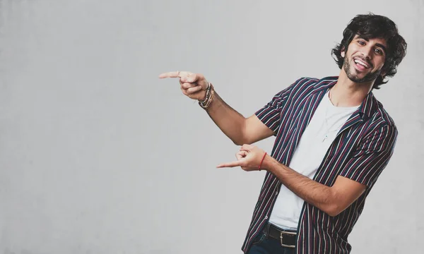 Young Handsome Man Pointing Side Smiling Surprised Presenting Something Natural — Stock Photo, Image