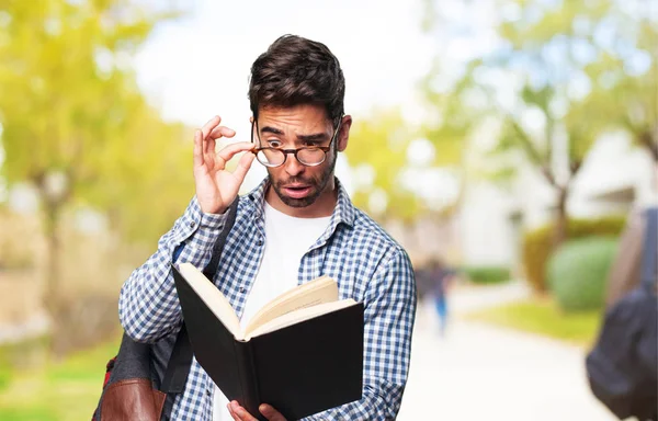 Student Man Leest Een Boek — Stockfoto