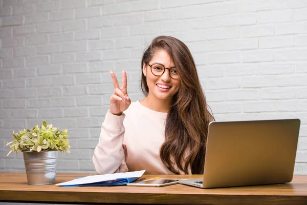 Portret Van Jonge Student Latijns Vrouw Zitten Bureau Met Nummer — Stockfoto