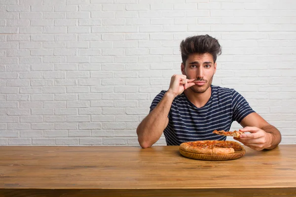 Joven Hombre Guapo Natural Sentado Una Mesa Guardando Secreto Pidiendo — Foto de Stock