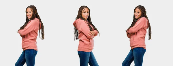 フィットネス若い黒人女性交差腕 灰色の背景上の幸福と笑顔のセット — ストック写真