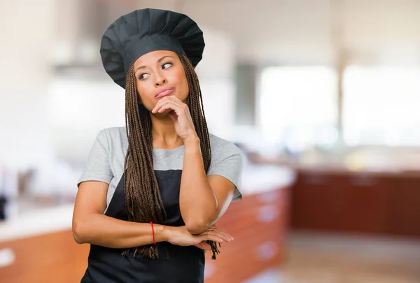 Портрет Молодой Черной Пекарши Думающей Глядящей Вверх Смущённой Идеей Будет — стоковое фото