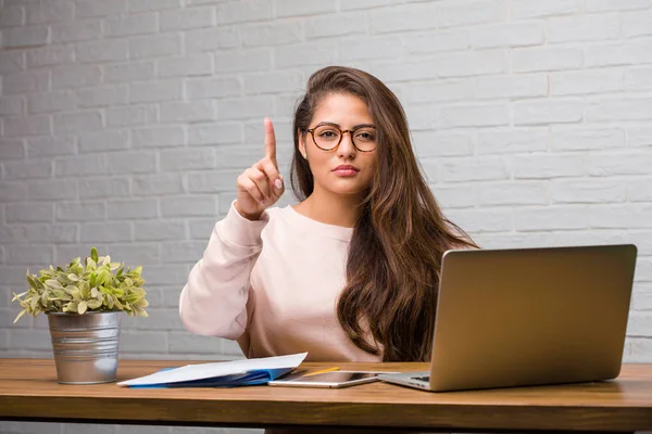 Ritratto Giovane Studentessa Latina Seduta Sulla Scrivania Che Mostra Numero — Foto Stock