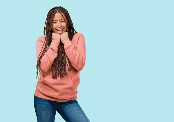 Portrét Mladé Černé Ženy Nosí Prýmky Velmi Šťastný Nadšený Zvyšování — Stock fotografie