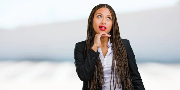 思考とアイデアについて混乱して 探して若い黒のビジネス女性の肖像は 解決策を見つけるしようとしているだろう — ストック写真