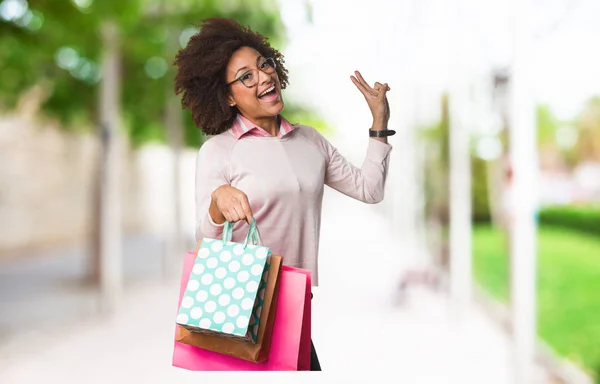 黑人妇女举行购物袋 — 图库照片
