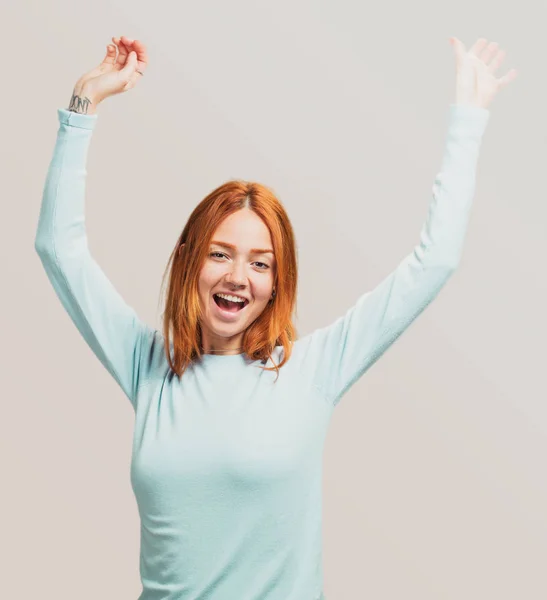 Bir Şey Kutluyor Bir Kızıl Saçlıya Kız Portresi — Stok fotoğraf