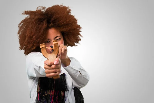 Young Afro Woman Holding Slingshot — Stock Photo, Image