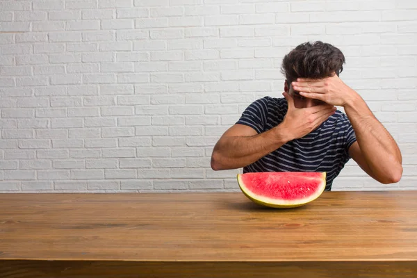 Joven Hombre Guapo Natural Sentado Una Mesa Mirando Través Hueco — Foto de Stock