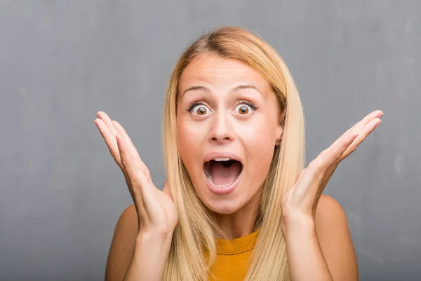 Portret Van Natuurlijke Jonge Blonde Vrouw Schreeuwen Gelukkig — Stockfoto