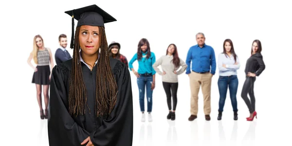 Joven Mujer Negra Graduada Con Trenzas Dudando Confundida Pensando Una — Foto de Stock