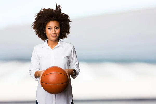 Giovane Donna Nera Che Tiene Una Palla Basket Sfondo Sfocato — Foto Stock