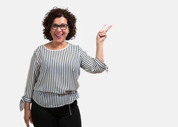 Frau Mittleren Alters Lustig Und Glücklich Positiv Und Natürlich Macht — Stockfoto