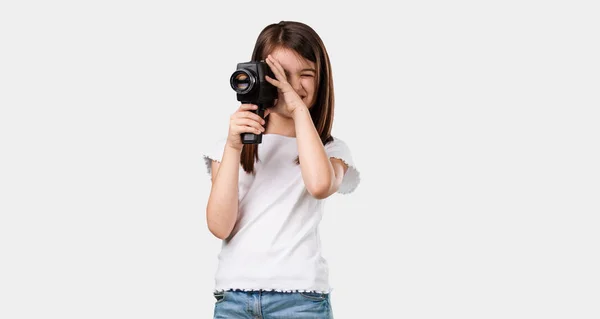 Menina Corpo Inteiro Animado Entretido Olhando Através Uma Câmera Filme — Fotografia de Stock