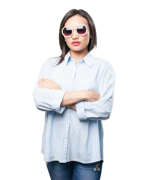 Mujer Asiática Gafas Sol Cruzando Brazos Aislados Sobre Fondo Blanco — Foto de Stock