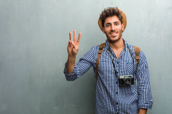 Joven Viajero Guapo Con Sombrero Paja Una Mochila Una Cámara — Foto de Stock