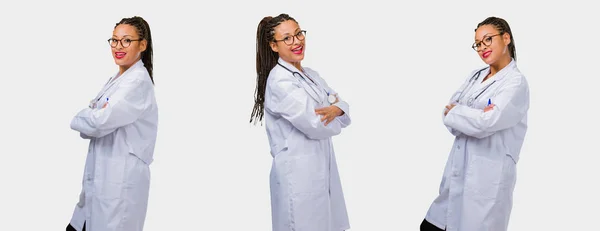 一组年轻的黑人女医生交叉双臂 微笑着 快乐的灰色背景 — 图库照片