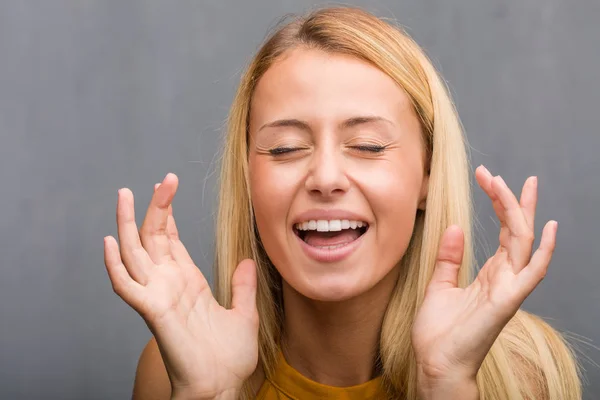 Porträtt Naturliga Unga Blonda Kvinnan Skrattar Och Har Roligt — Stockfoto