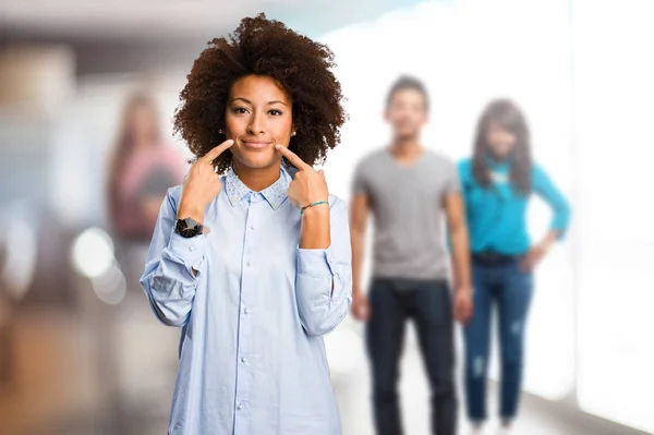 Young Black Woman Pointing Her Mouth Blurred People Background — Stock Photo, Image