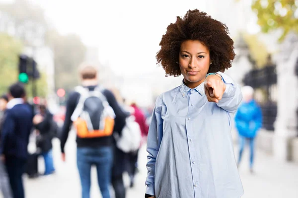 Jeune Femme Noire Pointant Devant Sur Fond Flou — Photo