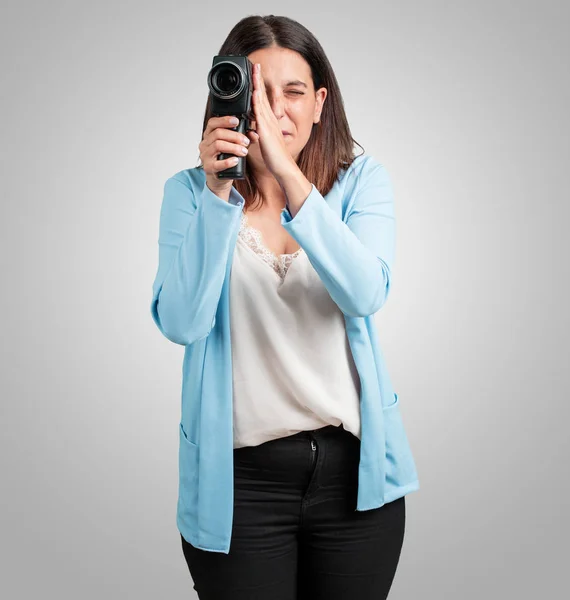 Frau Mittleren Alters Aufgeregt Und Unterhaltsam Blick Durch Eine Filmkamera — Stockfoto