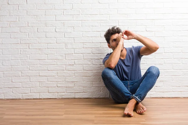 Jovem Homem Natural Sentar Chão Madeira Olhando Através Uma Lacuna — Fotografia de Stock