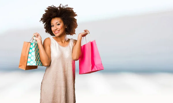 Jovem Mulher Negra Segurando Sacos Compras Fundo Borrado — Fotografia de Stock