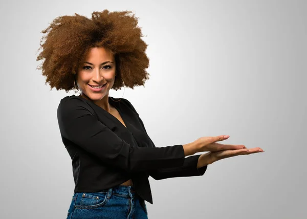 Afro Frau Hält Etwas Mit Handfläche — Stockfoto