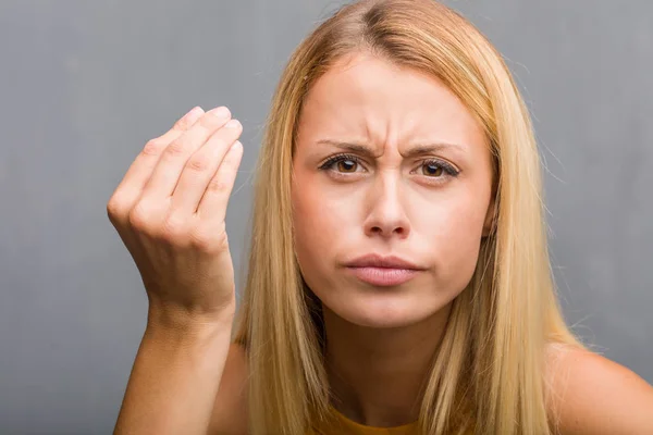 Portret Van Natuurlijke Jonge Blonde Vrouw Doet Typisch Italiaanse Gebaar — Stockfoto