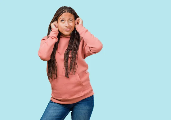 Портрет Молодой Черной Женщины Косичками Закрывающими Уши Руками Злой Уставшей — стоковое фото