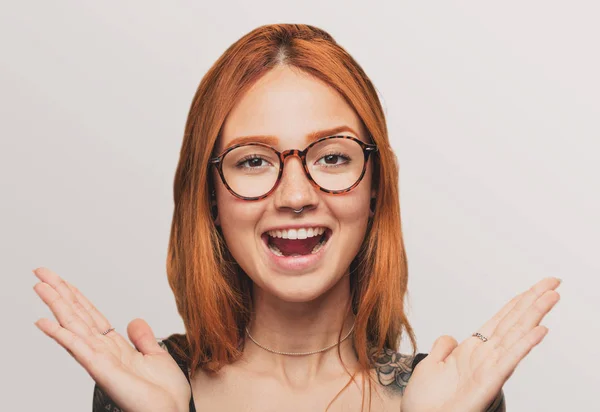 Retrato Una Chica Pelirroja Bonita Riendo —  Fotos de Stock