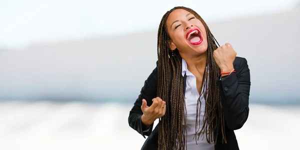 Retrato Una Joven Mujer Negra Negocios Muy Feliz Emocionada Levantando —  Fotos de Stock