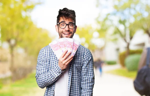 Joven Sosteniendo Dinero Sobre Fondo Borroso — Foto de Stock