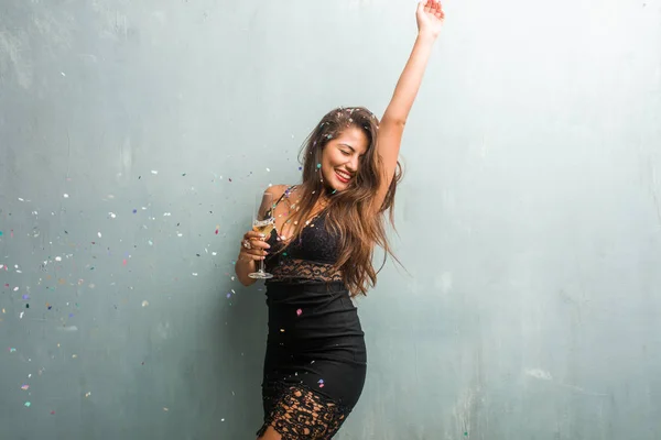 Junge Lateinische Frau Feiert Neujahr Oder Ein Ereignis — Stockfoto