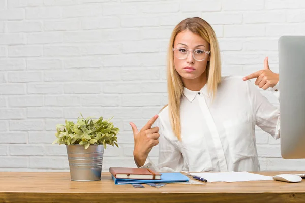 Retrato Una Joven Estudiante Sentada Escritorio Haciendo Tareas Orgullosas Confiadas — Foto de Stock