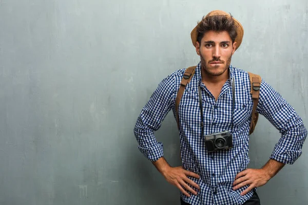 Homem Viajante Bonito Jovem Usando Chapéu Palha Uma Mochila Uma — Fotografia de Stock