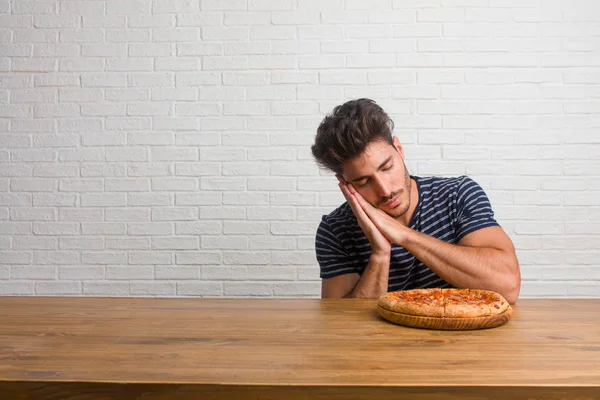 Joven Hombre Guapo Natural Sentado Una Mesa Cansado Muy Somnoliento — Foto de Stock