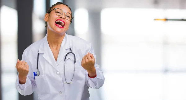 Porträt Einer Jungen Schwarzen Ärztin Die Sehr Glücklich Und Aufgeregt — Stockfoto