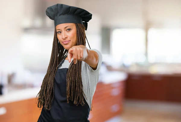 Neşeli Gülümseyen Önüne Işaret Eden Bir Genç Siyah Baker Bayan — Stok fotoğraf