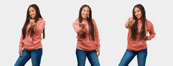 フィットネス若い黒人女性に自信を持って 灰色の背景に手でジェスチャーを作る笑顔に招待のセット — ストック写真