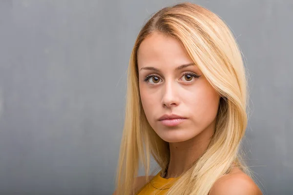 Retrato Mujer Rubia Joven Natural Mirando Cámara — Foto de Stock