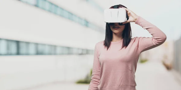 Jonge Mooie Vrouw Opgewonden Vermaakt Spelen Met Bril Een Fantasiewereld — Stockfoto