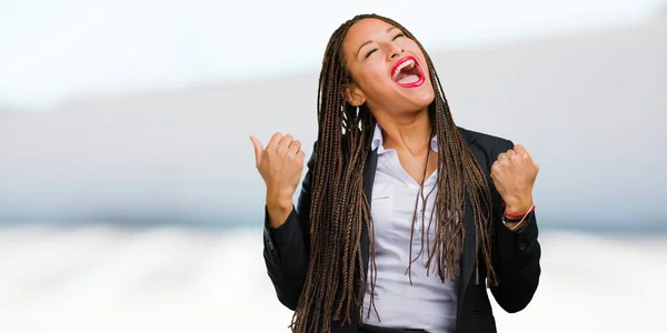 Retrato Una Joven Mujer Negra Negocios Muy Feliz Emocionada Levantando — Foto de Stock