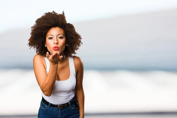 Jonge Zwarte Vrouw Verzenden Kussen Onscherpe Achtergrond — Stockfoto