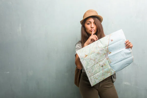 Retrato Una Joven Viajera Latina Contra Pared Manteniendo Secreto Pidiendo —  Fotos de Stock