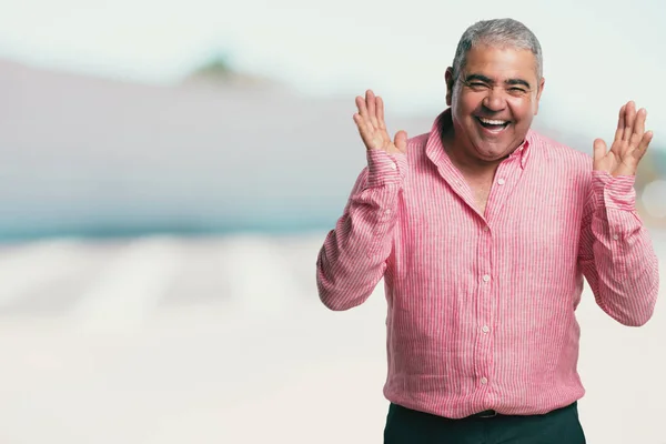 Hombre Mediana Edad Riendo Divirtiéndose Relajado Alegre Siente Seguro Exitoso — Foto de Stock